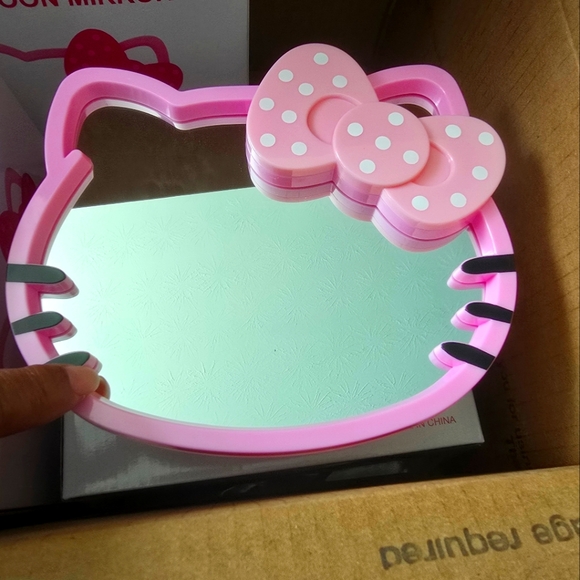 Hello Kitty Mirror - Picture 1 of 2